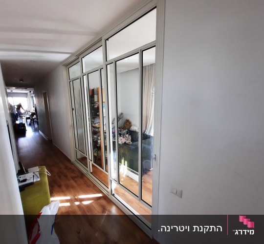 דלתות אלומיניום עם זכוכית במסדרון מואר